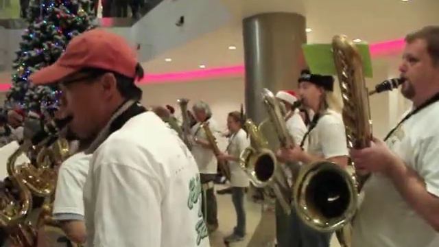 2011 San Jose Saxophone Christmas - Rockin' Around The Christmas Tree смотреть онлайн