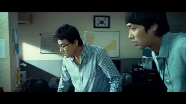 Землетрясение приводит к тому, что Стекло аквариума лопается, оставляя посетителей под водой смотреть онлайн