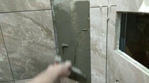 Как облицевать плиткой кривые стены,с частичным выравниванием.