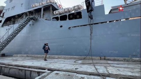 Первый российский корабль: БДК «Орск» Черноморского флота зашел в порт Бердянска