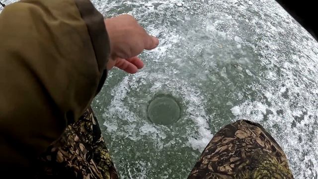 Зимняя рыбалка на речке!  Рыба прёт в первый лед