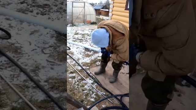 Монтируем фильтр и обсаживаемся #абиссинскаяскважина #скважинасвоимируками #бурениескважин