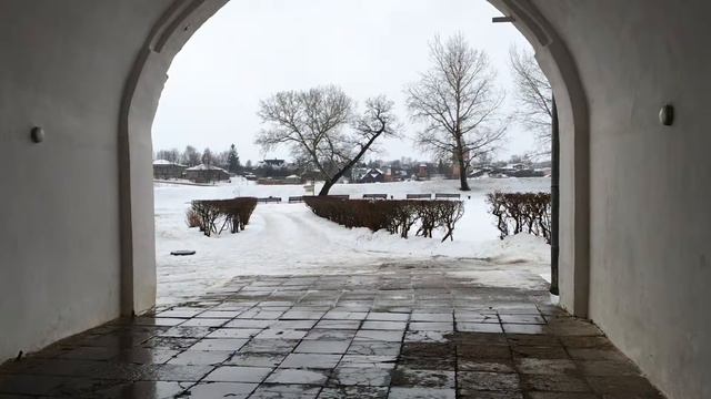 Зимний день в подворотне Суздальского Кремля смотреть онлайн