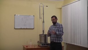 Тарельчатая колонна и дистиллятор с укреплением