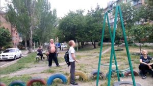 Солнышко на качеле. На меня нападает дед