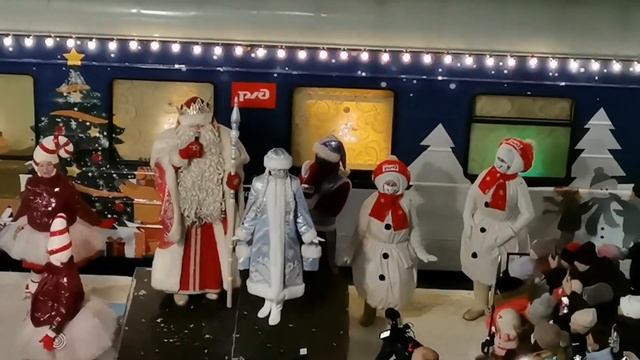 В Мурманск прибыл поезд Деда Мороза смотреть онлайн