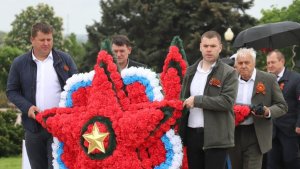 Стародеревянковцы в День Победы возложили цветы и венки к мемориалу погибшим воинам