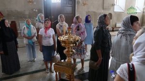 Ежедневно Тихвинский монастырь в Цивильске посещает множество паломников..mp4