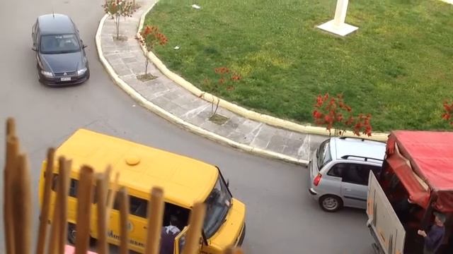 Греция. Пелопоннес. Пиргос. Школьный автобус. Забирают ребенка в садик смотреть онлайн