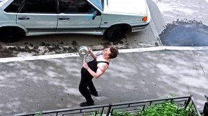 Кричу и стучу поварёшкой по кастрюле во дворе, чтобы вызвать дождь