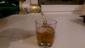 Фокус. Переливание из стакана в бутылку!