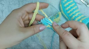 Пушистые и мягкие следки спицами. Подробный мастер класс.