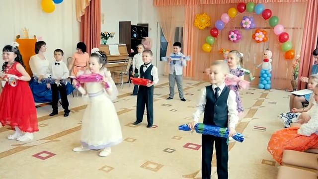 В мире будет больше радостей. Песня сладкоежек