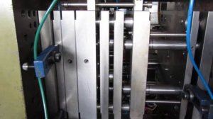 Пресс-форма для крышки, с системой скручивания