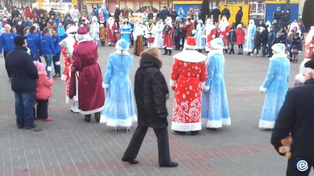 Парад Дедов Морозов в Жодино смотреть онлайн