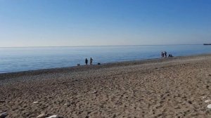 ЖАРА В АБХАЗИИ НОЯБРЬ 2021 ГАГРА ЦЕНТРАЛЬНЫЙ ПЛЯЖ ВСЕ КУПАЮТСЯ И ЗАГОРАЮТ КАК ЛЕТОМ