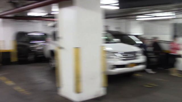 Машину Юрия Моша заблокировали в гараже. Беспредел в Америке смотреть онлайн