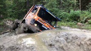 Мерседес против лужи по бездорожью