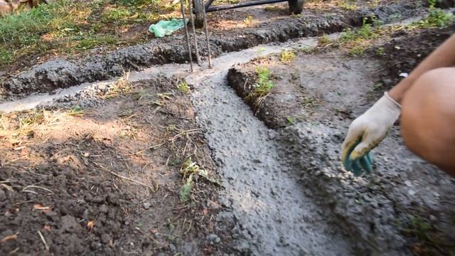 Строим дешёвый дом своими руками в Крыму | Заливаем фундамент |Переезд на юг | Two People 82 смотреть онлайн