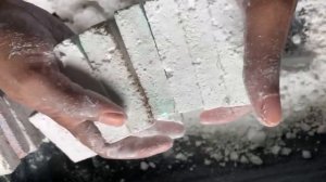 Белый мел рассыпается , как снег