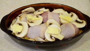 Куриные голени с грибами и картошкой в духовке
