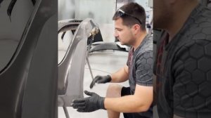 Показываю, как я счищаю царапины на бампере. Не понимаю, зачем их шпатлевать?