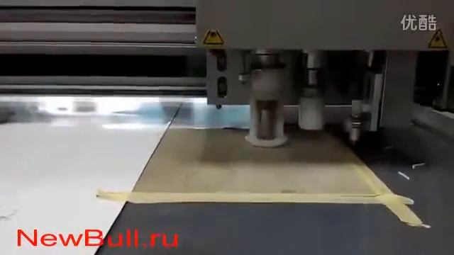 Планшетный режущий плоттер DCZ в процессе раскроя кожи, режущий плоттер и раскройщик смотреть онлайн