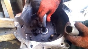 MITSUBISHI Space Star как запри совать втулку направляющего или Рено Логан