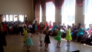 Я на сцену выхожу ..