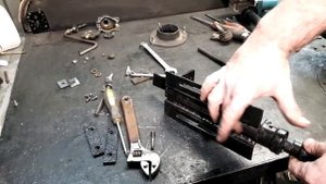 Тиски с неподвижным винтом своими руками из домкрата от классики и старых автозапчастей