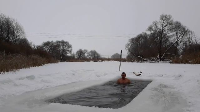 Hardening of winter swimmin swimming in the icy water.Закаливание моржевание плавание в ледяной вод