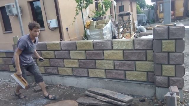 Мико строит забор из шлакоблока смотреть онлайн