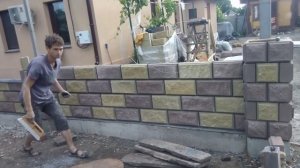 Мико строит забор из шлакоблока