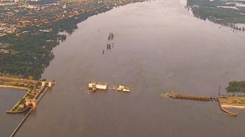 Масштаб разрушения: появились кадры Каховской ГЭС с вертолета