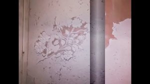 Цветочный барельеф из гипсовой штукатурки на стене