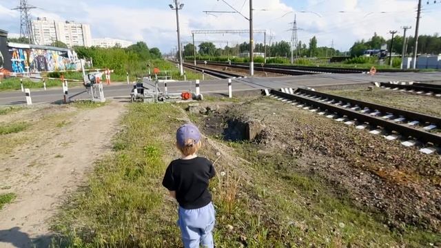 Что будет с монетой на рельсах? Регулируемый жд переезд, смотрим поезда на переезде.