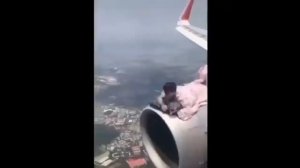 побег из Афганистана вот как человек залез сверху самолёт летает