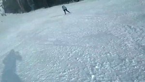 Спуск с горы на лыжах .