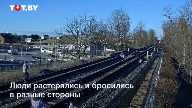 Поезд прервал семейную фотосессию на путях