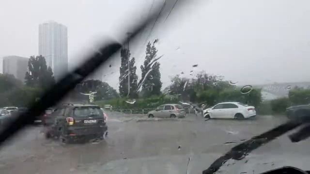 ливень в Саратове,тонут машины. смотреть онлайн