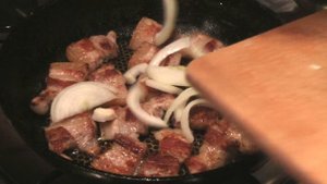 Жареный свиной подчерёвок с отварным картофелем по-деревенски. Очень просто и очень вкусно.