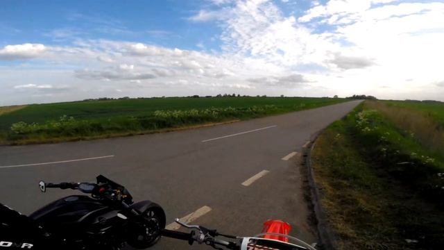 YAMAHA MT-07 VS HONDA CRF450R RACE ?