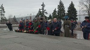 Возложение цветов к Братской могиле в Александровском парке.