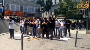 Прекрасная картина. Мусульмане молятся на улице одного из городов Германии