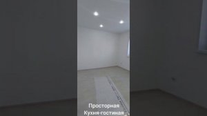 дом рядом с асфальтированной дорогой