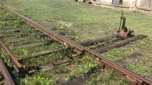 Рельсовые скрепления со шпалами и железнодорожная стрелка