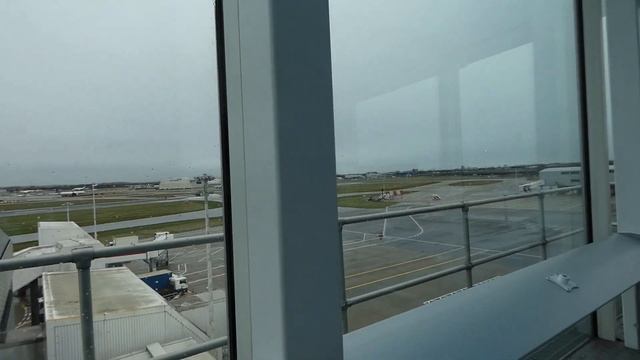 Inside Heathrow Airport Terminal 4 & Heathrow Airport Runway view смотреть онлайн