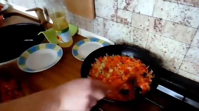 Быстрая фитнес еда. Испанский плов Паэлья на сковороде.