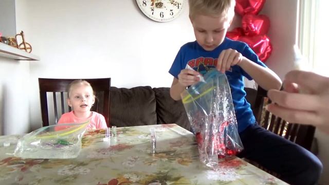 Настя и Никита делают сенсорные пакеты для рисования из геля смотреть онлайн