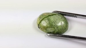 Опал зеленый 12,45 карат натуральный / природный